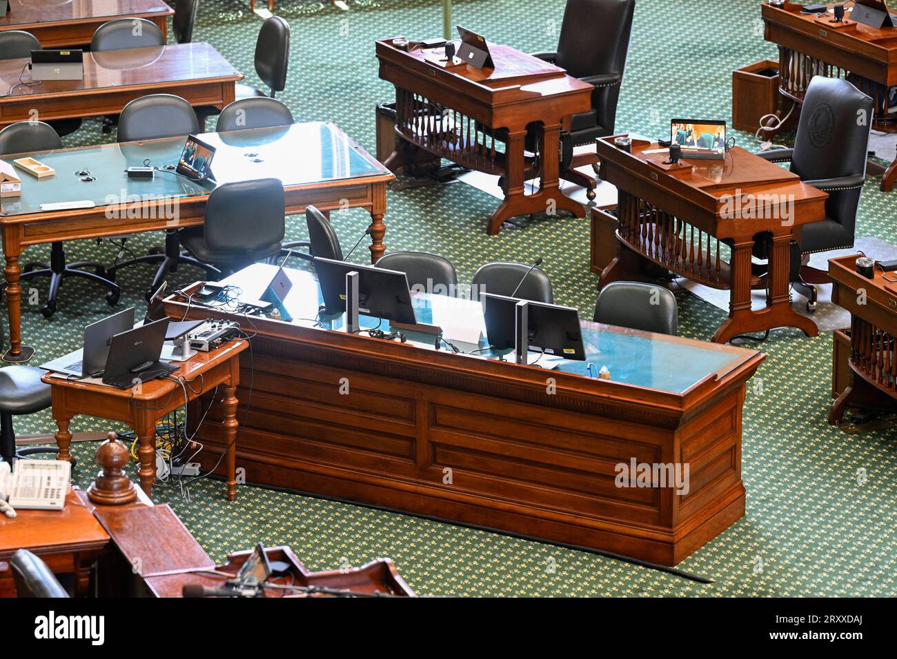 Austin Texas USA, août 31 2023 : la chambre du Sénat du Texas est réorganisée de son cadre normal tandis que le personnel technique prépare les communications pour le début de la semaine prochaine dans le procès de destitution du procureur général Ken Paxton. Paxton est accusé de plusieurs violations de l'éthique au cours de ses trois mandats en tant que procureur général du Texas. ©Bob Daemmrich Banque D'Images