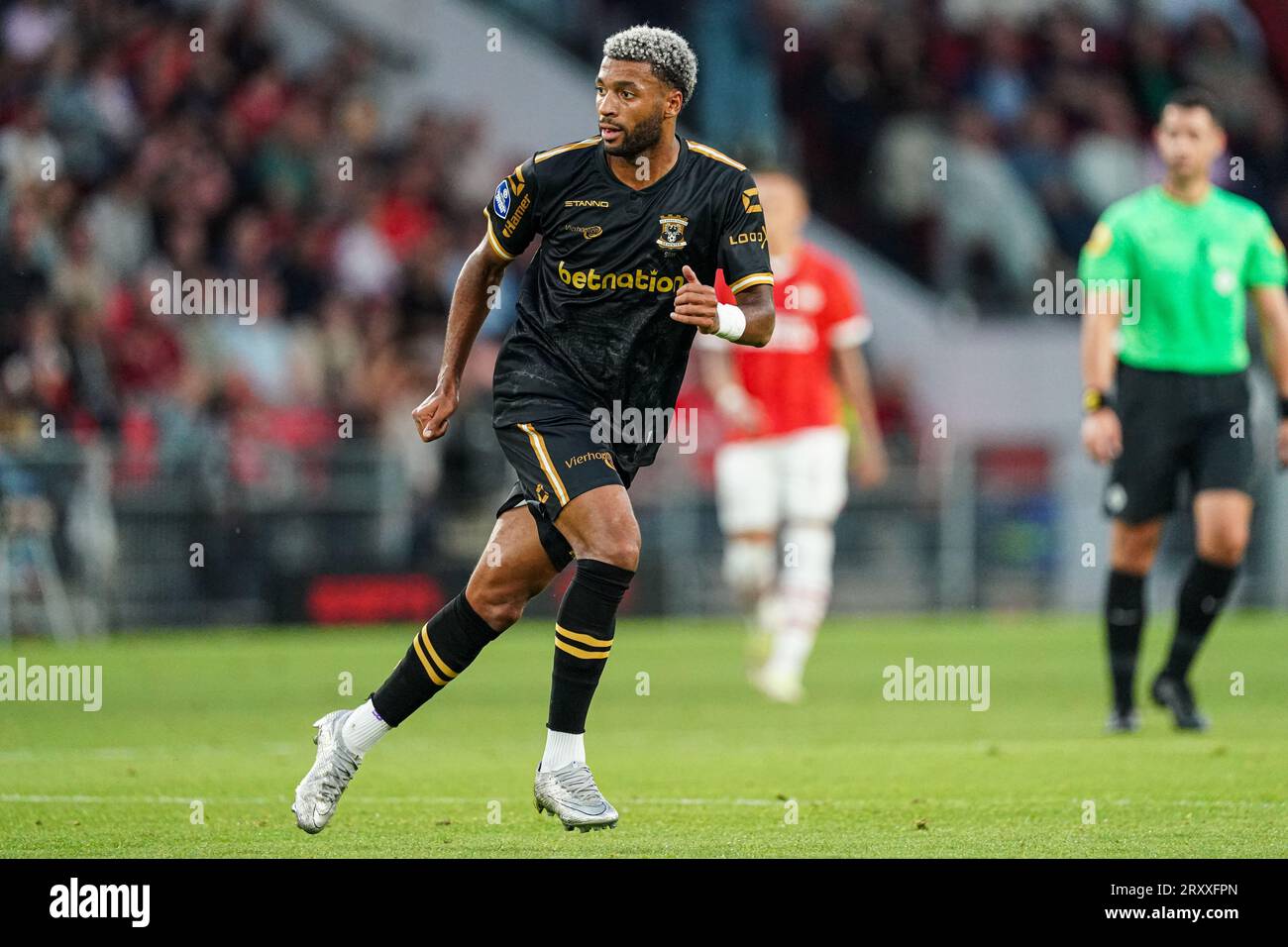 EINDHOVEN, PAYS-BAS - 27 SEPTEMBRE : Sylla Sow de Go Ahead Eagles lors du match néerlandais d'Eredivisie entre PSV et Go Ahead Eagles au Philips Stadion le 27 septembre 2023 à Eindhoven, pays-Bas. (Photo de Jeroen Meuwsen/Orange Pictures) Banque D'Images