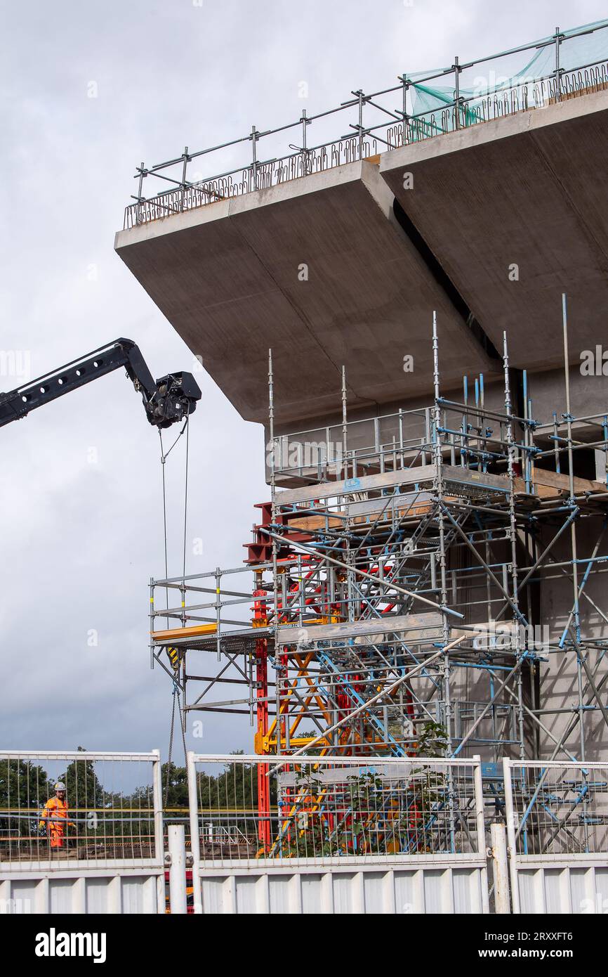 Harefield, London Borough of Hillingdon, Royaume-Uni. 18 septembre 2023. Les travaux se poursuivent pour la construction des piliers du viaduc pour l'énorme train à grande vitesse HS2 de 3,4 km de long phase 1 Colne Valley Viaduct à Harefield (photo). Hier, alors qu'elle était interviewée par Laura Kuenssberg sur la BBC, la coordinatrice de campagne du parti travailliste, Pat McFadden, ne s'engageait pas à construire la ligne ferroviaire à grande vitesse HS2 dans son intégralité, en raison de l'incertitude quant aux coûts. L'avenir de HS2 entre Birmingham et Manchester est maintenant signalé comme étant en danger d'être annulé comme Premier ministre Rishi Sunak et Chancelier Jer Banque D'Images