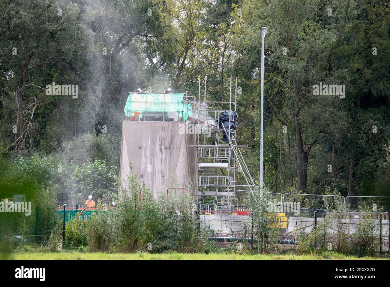 Harefield, London Borough of Hillingdon, Royaume-Uni. 18 septembre 2023. Les travaux se poursuivent pour la construction des piliers du viaduc pour l'énorme train à grande vitesse HS2 de 3,4 km de long phase 1 Colne Valley Viaduct à Harefield (photo). Hier, alors qu'elle était interviewée par Laura Kuenssberg sur la BBC, la coordinatrice de campagne du parti travailliste, Pat McFadden, ne s'engageait pas à construire la ligne ferroviaire à grande vitesse HS2 dans son intégralité, en raison de l'incertitude quant aux coûts. L'avenir de HS2 entre Birmingham et Manchester est maintenant signalé comme étant en danger d'être annulé comme Premier ministre Rishi Sunak et Chancelier Jer Banque D'Images