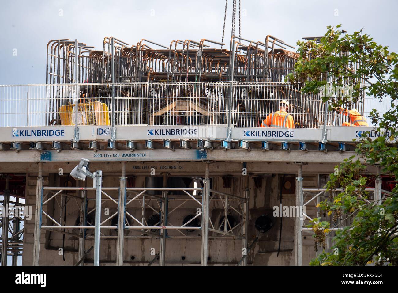 Harefield, London Borough of Hillingdon, Royaume-Uni. 18 septembre 2023. Les travaux se poursuivent pour la construction des piliers du viaduc pour l'énorme train à grande vitesse HS2 de 3,4 km de long phase 1 Colne Valley Viaduct à Harefield (photo). Hier, alors qu'elle était interviewée par Laura Kuenssberg sur la BBC, la coordinatrice de campagne du parti travailliste, Pat McFadden, ne s'engageait pas à construire la ligne ferroviaire à grande vitesse HS2 dans son intégralité, en raison de l'incertitude quant aux coûts. L'avenir de HS2 entre Birmingham et Manchester est maintenant signalé comme étant en danger d'être annulé comme Premier ministre Rishi Sunak et Chancelier Jer Banque D'Images