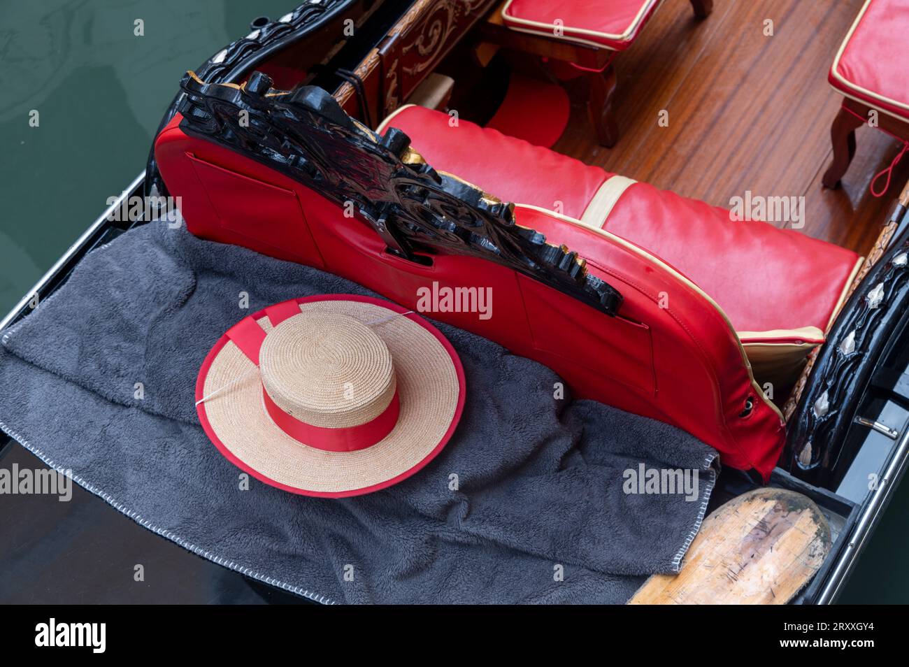 Le chapeau de paille traditionnel d'un gondolier vénitien appelé canotier vénitien ou plaisancier, avec une bande de ruban rouge, et pend librement à l'arrière, sur bo Banque D'Images