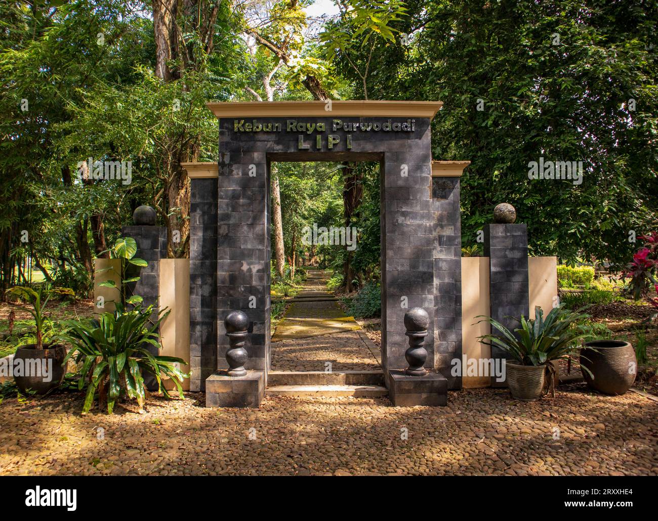 Porte du jardin botanique Purwodadi dans la ville de Malang, Indonésie Banque D'Images
