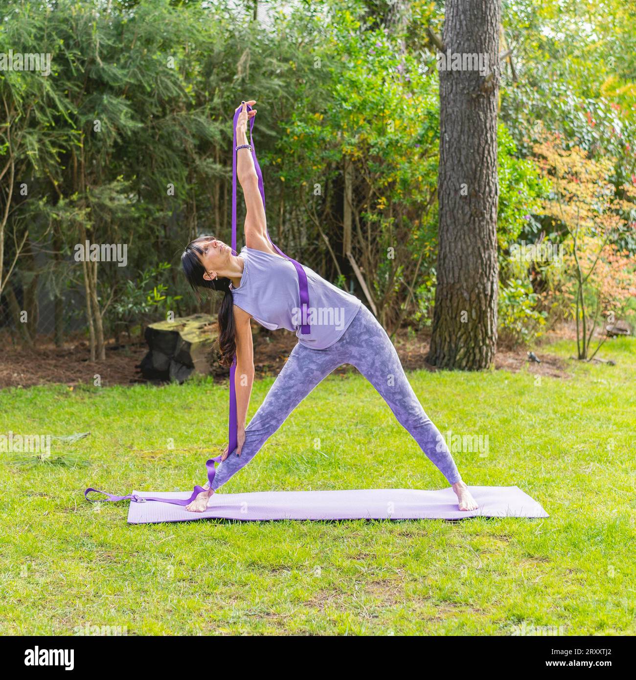 Portrait de femme sportive en sportswear s'entraînant avec sangle en plein air Banque D'Images