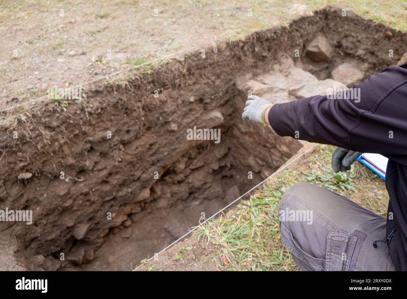 Focus sélectif, un archéologue expliquant une fouille archéologique Banque D'Images