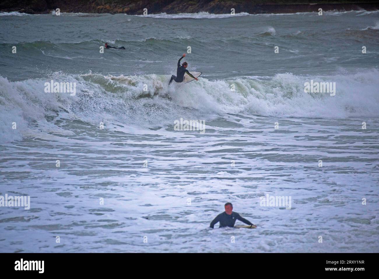 Surfeurs à Langland Bay, Swansea dans les mers agitées générées par les vents violents de la tempête Agnes qui a touché terre dans le sud du pays de Galles ce soir. Banque D'Images