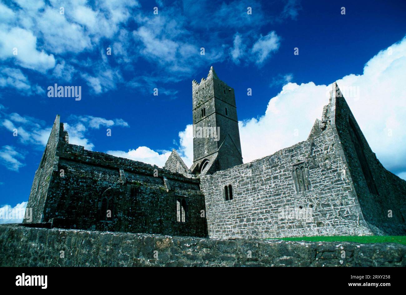 Ruines du monastère de Rosserk, baie de Killala, comté de Mayo, Irlande Banque D'Images