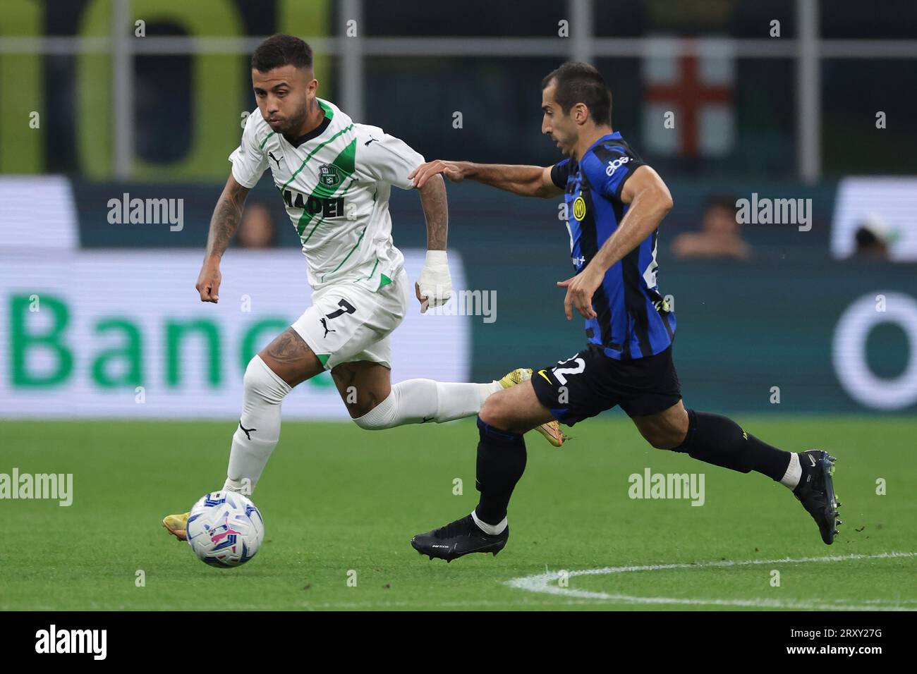 Milan, Italie, 27 septembre 2023. Matheus Henrique de l'US Sassuolo affronte Henrikh Mkhitaryan du FC Internazionale lors du match de Serie A à Giuseppe Meazza, Milan. Le crédit photo devrait se lire : Jonathan Moscrop / Sportimage Banque D'Images