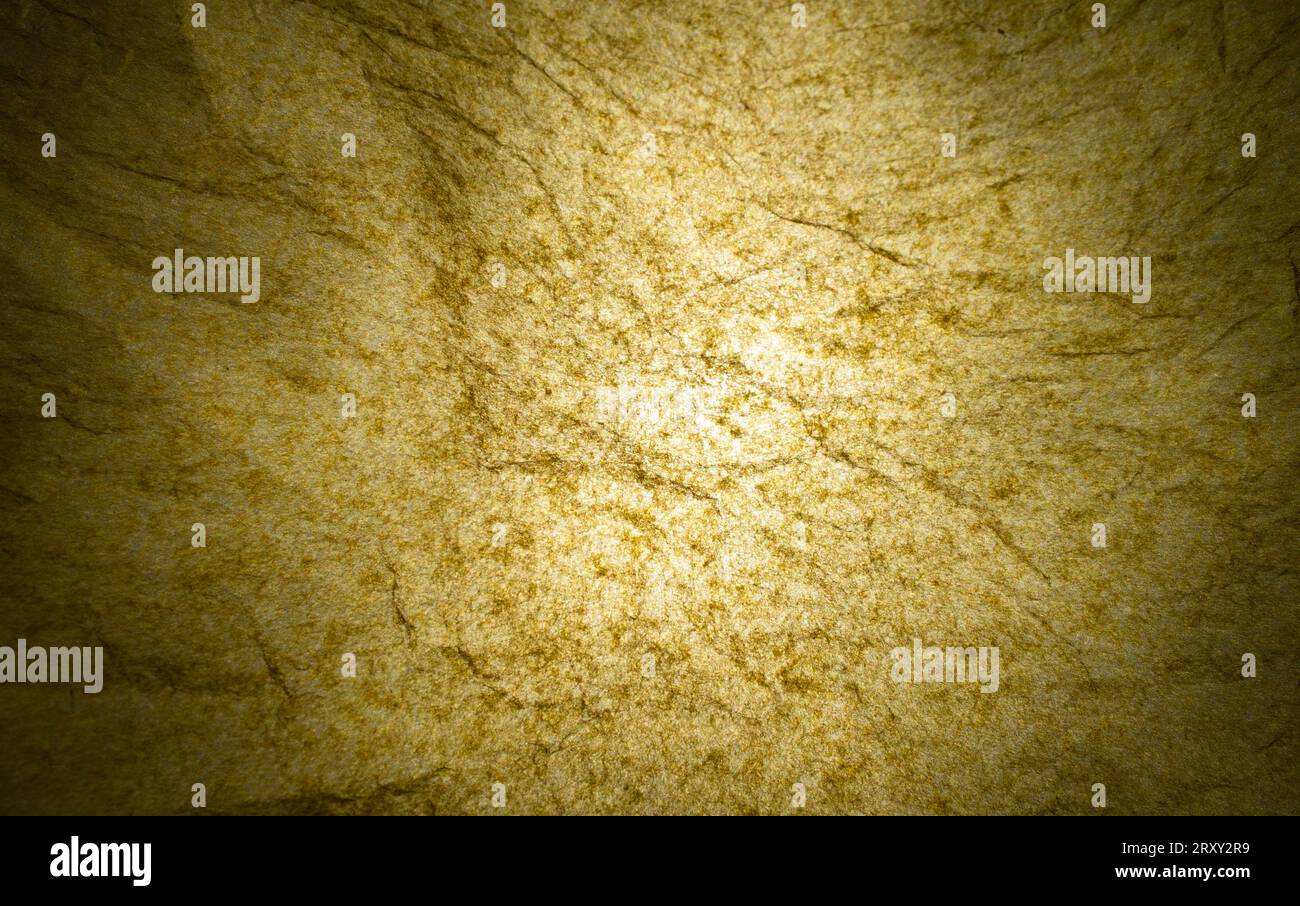 Papier jaune froissé avec beaucoup de texture et rétro-éclairé. Concept d'arrière-plans et de modèles. Banque D'Images