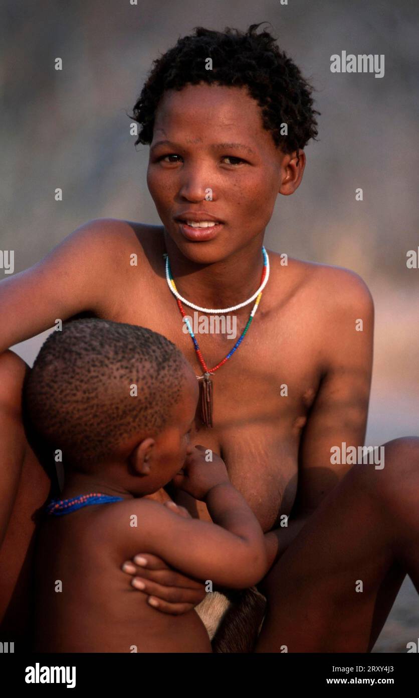 Bushman femme avec enfant, afrique, San, Bushmen, Bushmen, People, People portfolio men, Kalahari, Namibie, Bushman Woman avec enfant Banque D'Images