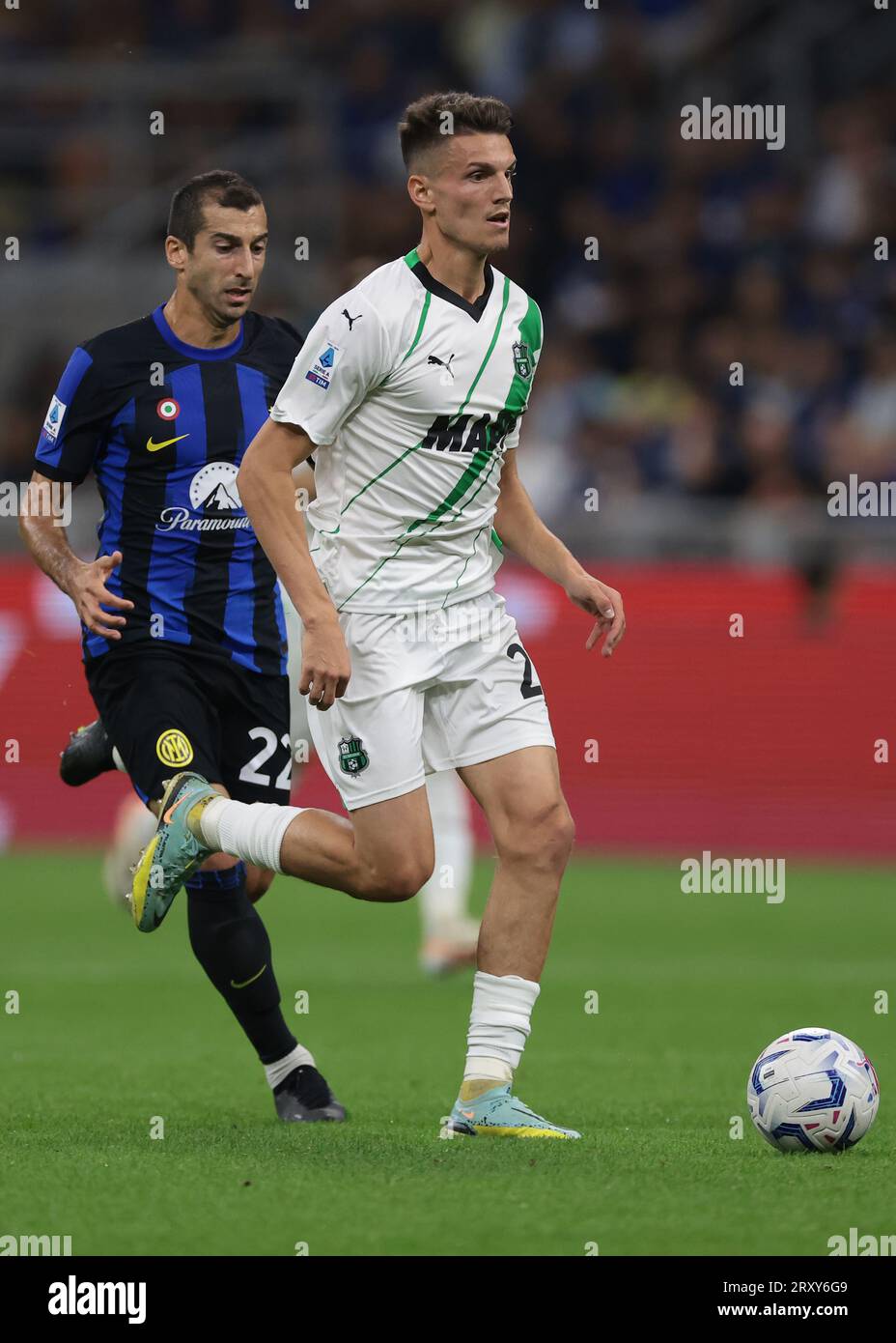 Milan, Italie, 27 septembre 2023. Daniel Boloca de l'US Sassuolo est poursuivi par Henrikh Mkhitaryan du FC Internazionale lors du match de Serie A à Giuseppe Meazza, Milan. Le crédit photo devrait se lire : Jonathan Moscrop / Sportimage Banque D'Images