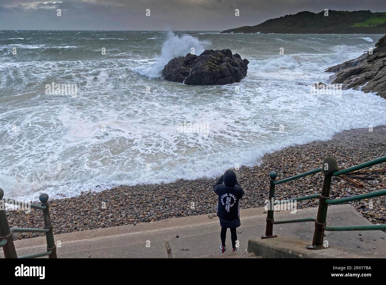 D'énormes vagues s'écrasent dans le Donkey Rock à Rotherslade Bay, Swansea alors que la tempête Agnes fait sentir sa présence après avoir touché terre dans le sud du pays de Galles ce soir. Banque D'Images