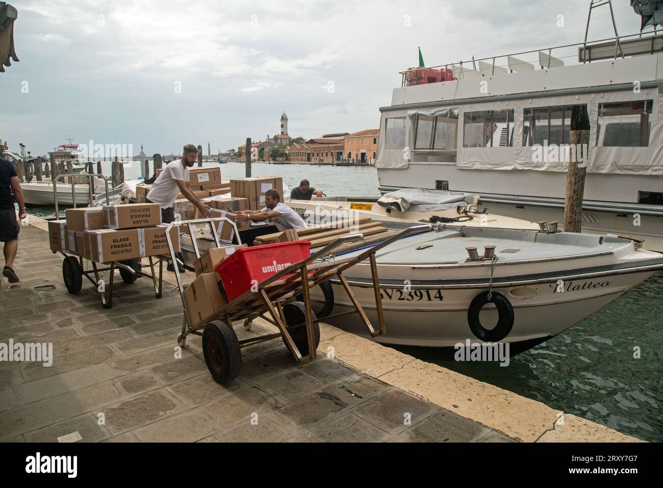 Murano, Venise, Vénétie, Italie, 15 septembre 2023, la verrerie emballée est envoyée pour être chargée sur un bateau pour être distribuée dans le monde entier Banque D'Images