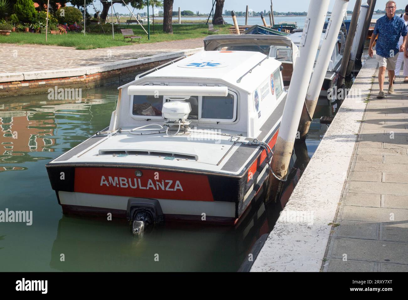 Burano, Venise, Italie, le 15 septembre 2023, un bateau Ambulance amarré dans l'une des voies navigables de Burano Banque D'Images