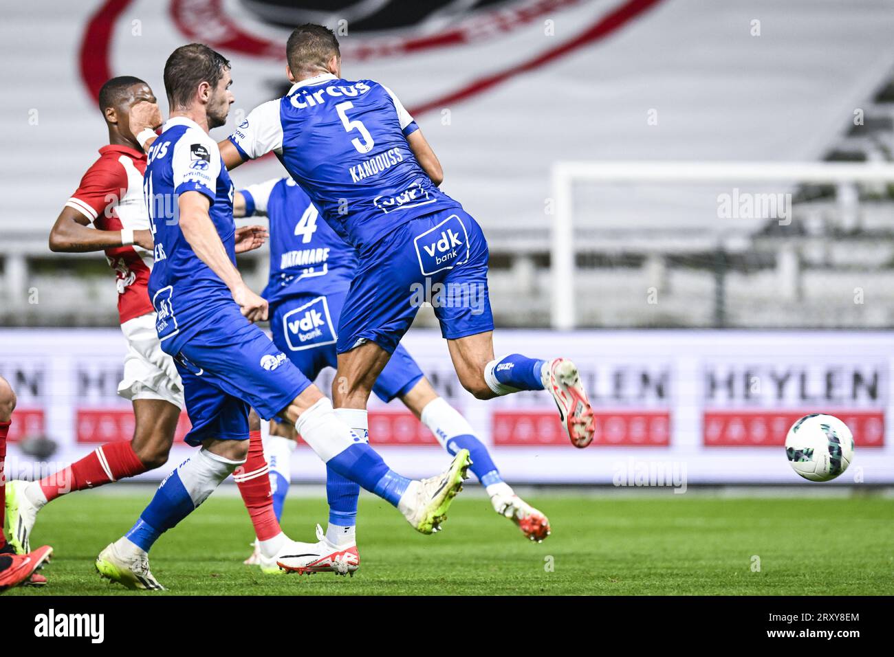 Ismael Kandouss de Gent marque à partir d'une position décalée lors d'un match de football entre le Royal Antwerp FC et le KAA Gent, un match reporté du jour 05 de la saison 2023-2024 de la première division du championnat belge de la Jupiler Pro League, le mercredi 27 septembre 2023 à Anvers. BELGA PHOTO TOM GOYVAERTS Banque D'Images