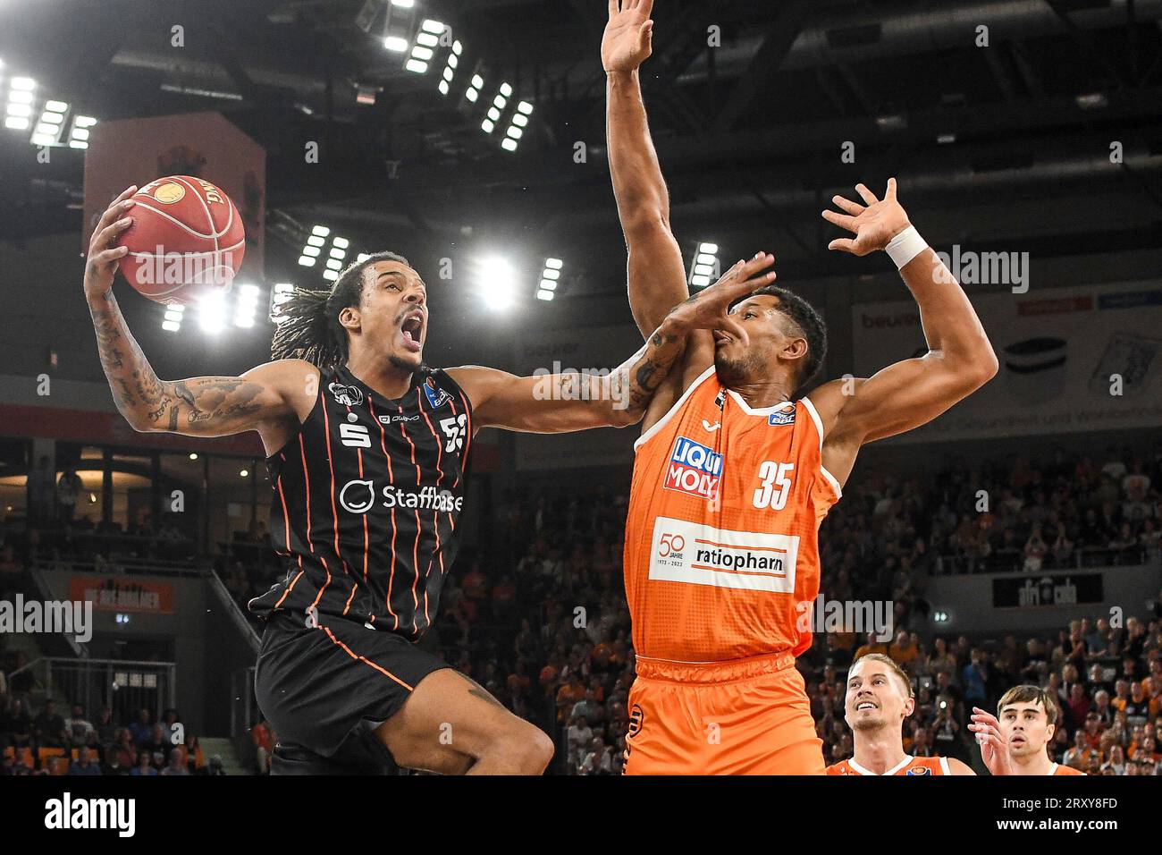 27.09.2023, Ratiopharm Arena, Neu-Ulm, GER, BBL, ratiopharm Ulm vs NINERS Chemnitz, im Bild Kevin Yebo (Chemnitz, #53), Karim Jallow (Ulm, #35) Nordphoto GmbH / Hafner Banque D'Images