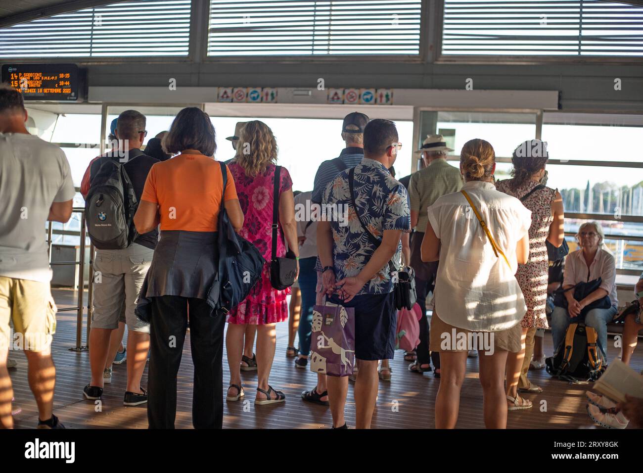 Venise, Vénétie, Italie, 16 septembre 2023, les touristes attendent un bateau-bus à la gare routière Banque D'Images