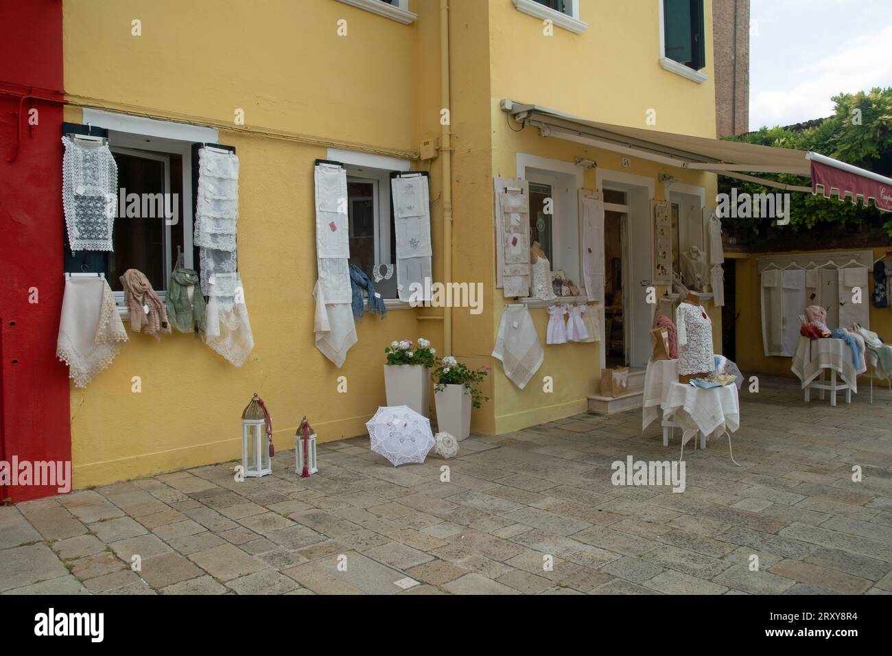 Burano, Vénétie, Italie, le 17 septembre 2023, les visiteurs de l'île peuvent acheter de la dentelle traditionnelle faite à la main Banque D'Images