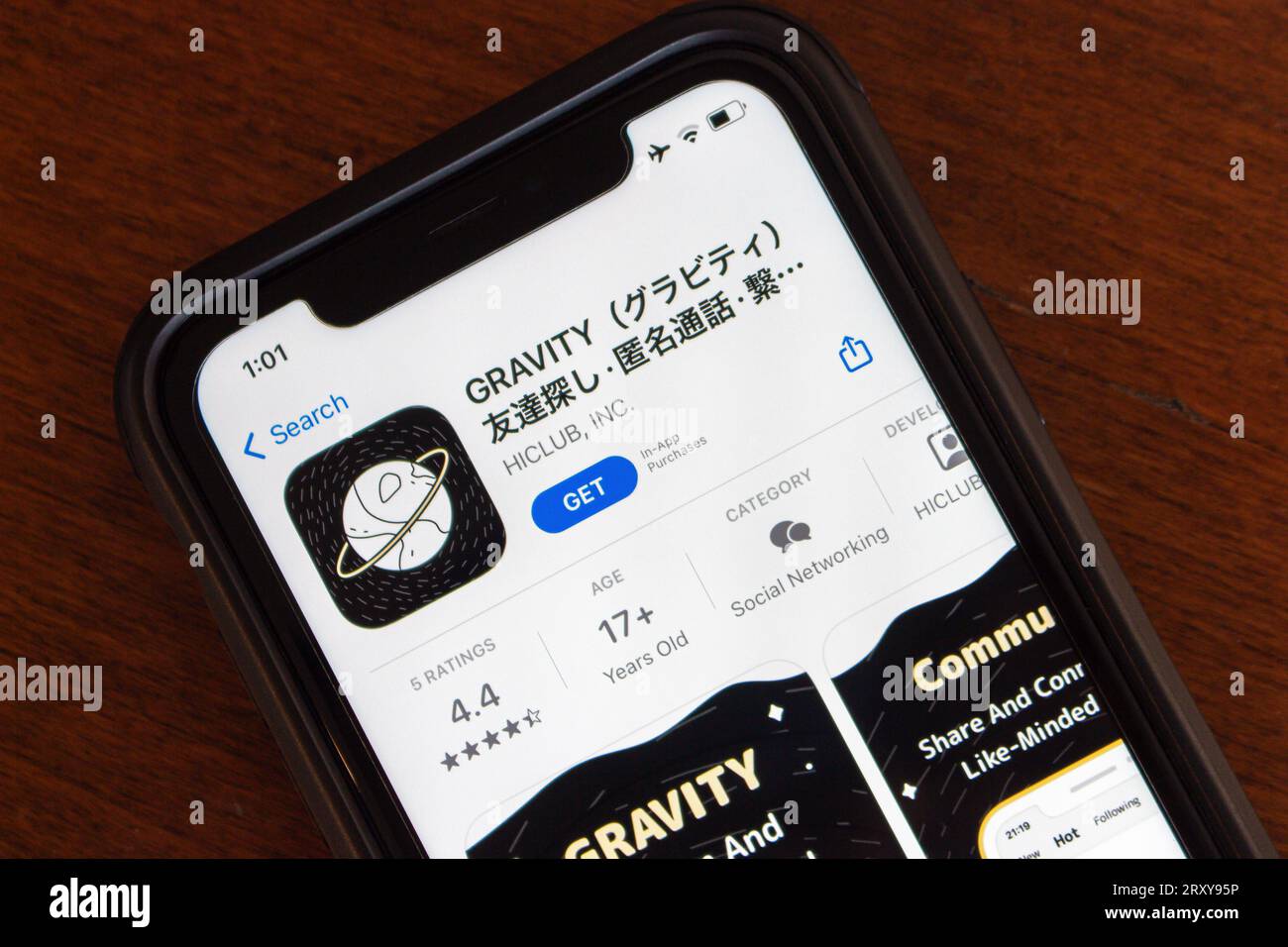 Application Gravity visible dans l'App Store. L'application Gravity permet aux utilisateurs de se connecter avec d'autres personnes de manière anonyme, offrant des fonctionnalités telles que la recherche d'amis, les appels et le chat Banque D'Images