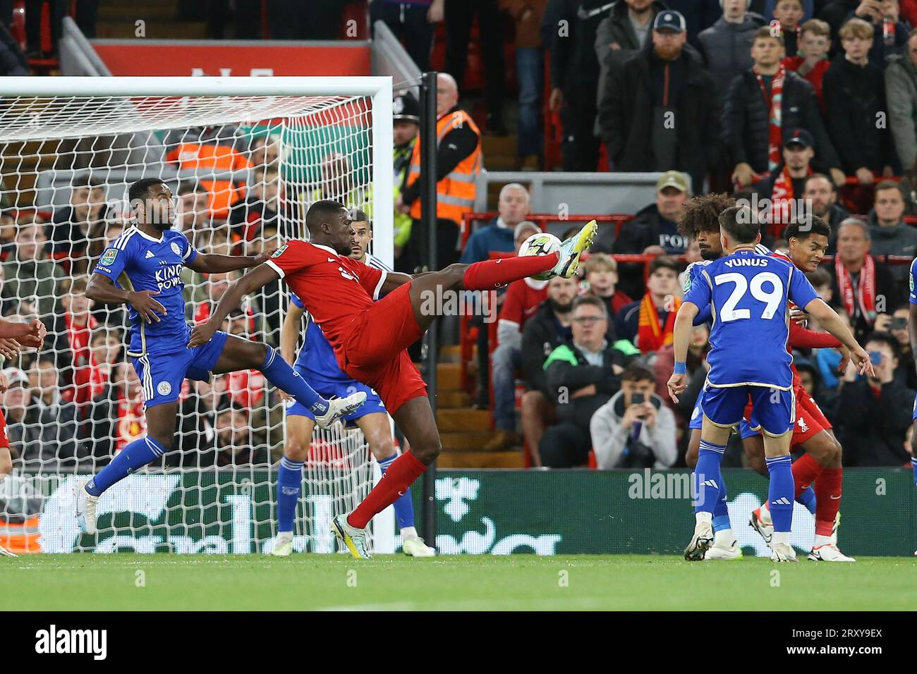 Ibrahima Konate, de Liverpool, tente un tir au but, mais son effort est large. Carabao Cup, EFL Cup, match de 3e tour, Liverpool v Leicester City à Anfield à Liverpool le mercredi 27 septembre 2023. Cette image ne peut être utilisée qu'à des fins éditoriales. Usage éditorial uniquement, licence requise pour un usage commercial. Aucune utilisation dans les Paris, les jeux ou les publications d'un seul club/ligue/joueur. photo de Chris Stading/Andrew Orchard photographie sportive/Alamy Live news Banque D'Images