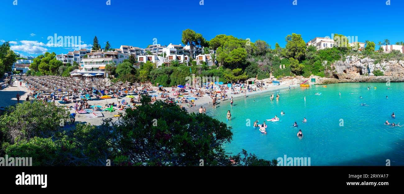 Cala Ferrera, Île de Majorque, Espagne - 26 septembre 2023 : vue panoramique sur la plage de Cala Ferrera et les personnes qui apprécient les vacances d'été Banque D'Images