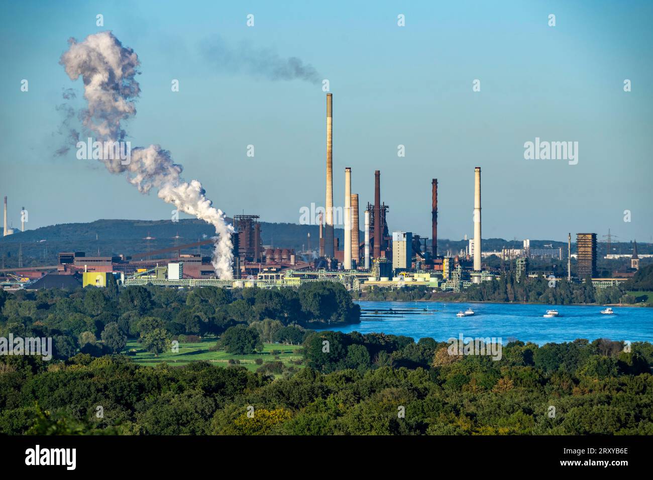 Blick über den Rhein auf das ThyssenKrupp Steel Stahlwerk à Duisburg-Beeckerwerth, Hochöfen, Kokerei, Grüne Landschaft linksrheinisch, NRW, Deutschl Banque D'Images