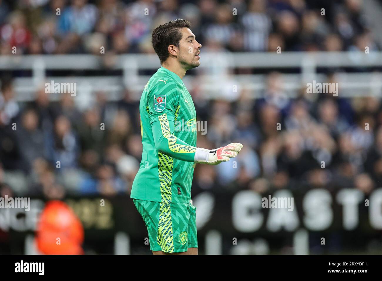 Stefan Ortega #18 de Manchester City donne des instructions à son équipe alors qu'il aligne son mur pour un coup franc lors du match du troisième tour de la Carabao Cup Newcastle United vs Manchester City à St. James's Park, Newcastle, Royaume-Uni, 27 septembre 2023 (photo de Mark Cosgrove/News Images) Banque D'Images