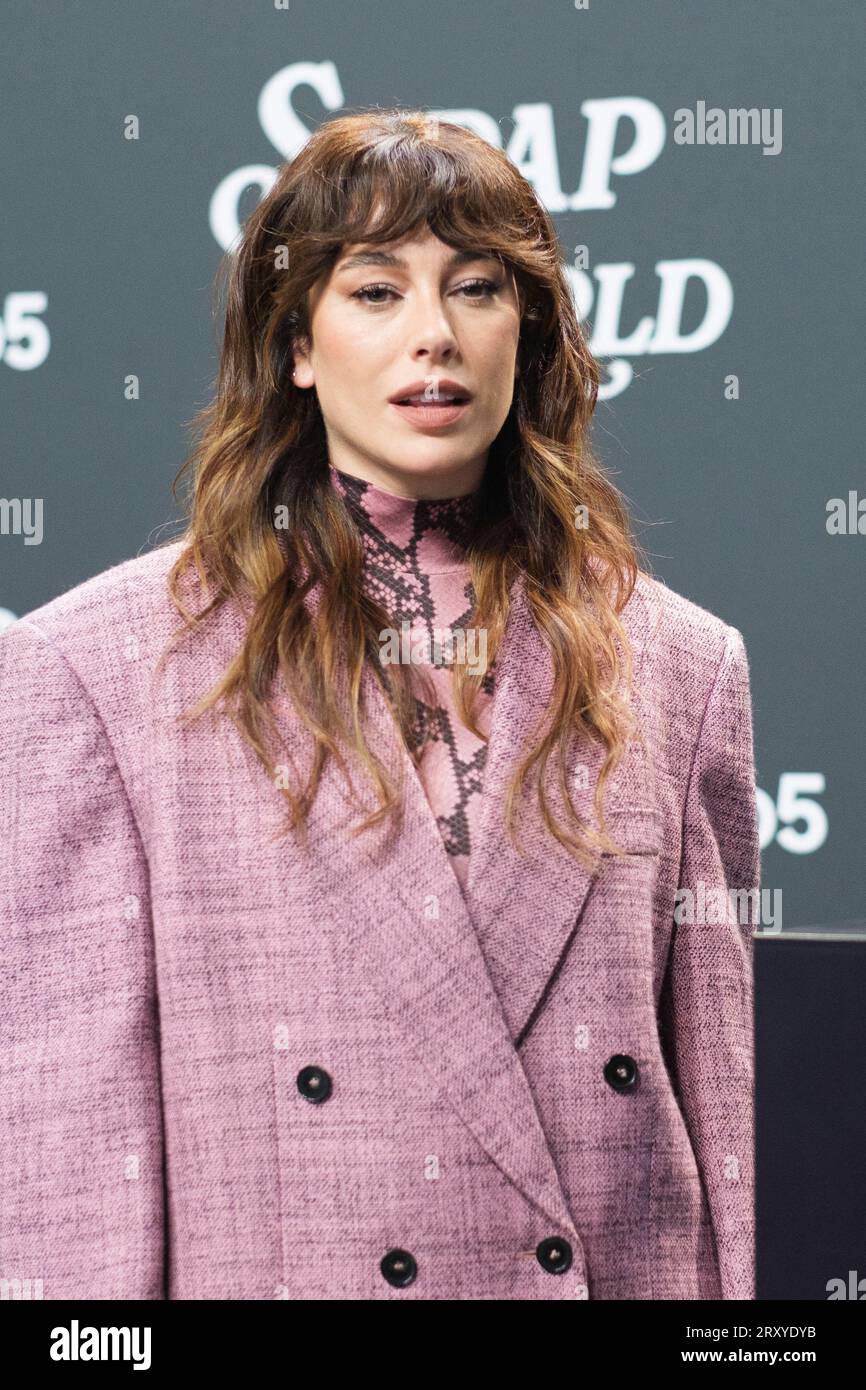 L'actrice Blanca Suarez présente le Samsung Galaxy Z Flip5 au Musée de la Neomudejar le 27 septembre 2023 à Madrid, Espagne. Banque D'Images