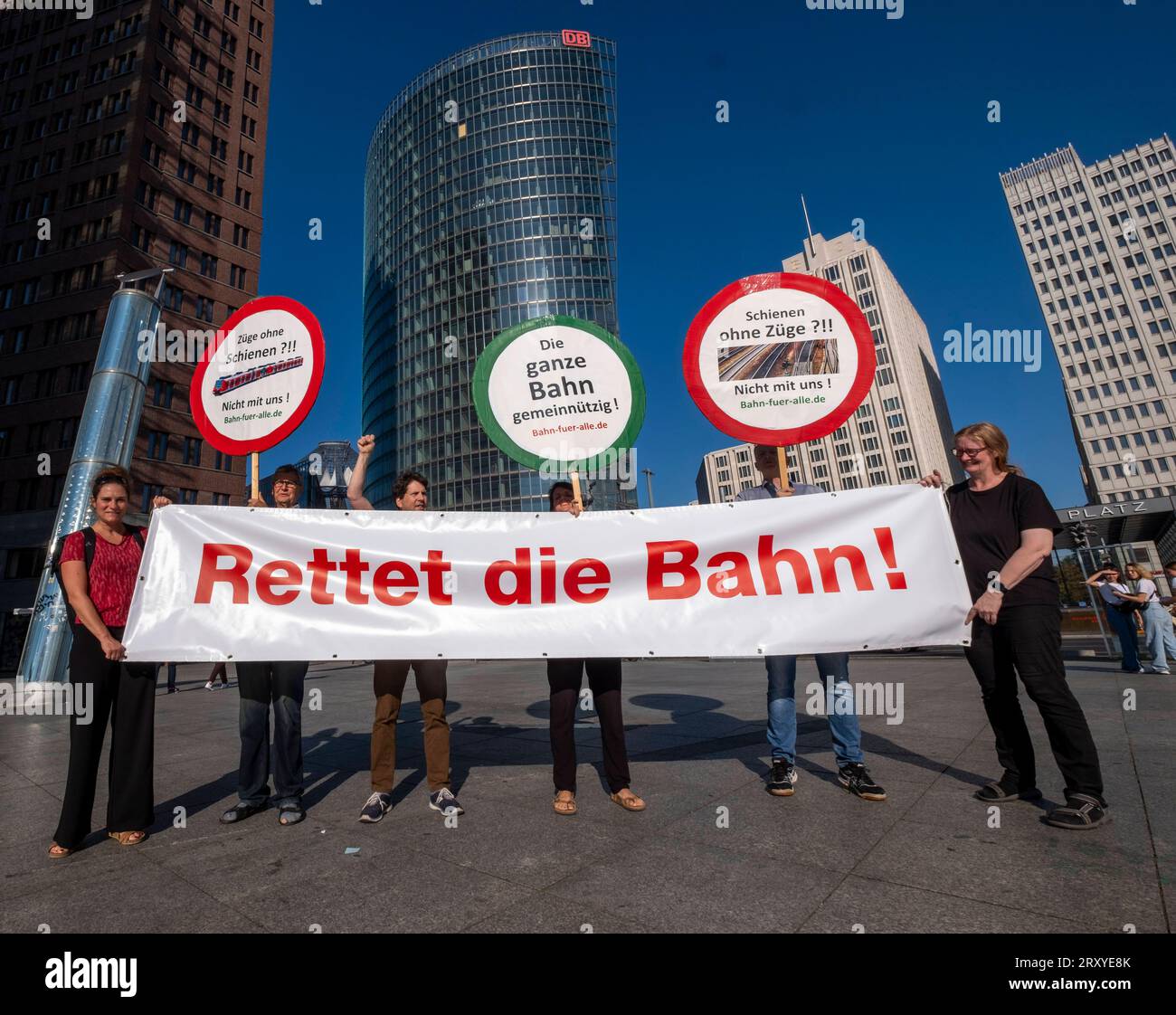 Bündnis Bahn für alle Deutschland, Berlin, 27.09.2023, Bahn für alle GiB, Gemeingut in Bürgerhand fordert im Vorfeld der Aufsichtsratssitzung der Deutschen Bahn AG den Stopp der Aufspaltungspläne, Aktion vor dem Bahntower am Berliner Potsdamer Platz, Â *** Alliance Bahn für alle Germany, Berlin, 27 09 2023, Bahn für alle GiB, Gemeingut à Bürgerhand exige, dans la perspective de la réunion du conseil de surveillance de Deutsche Bahn AG, l'arrêt des plans de scission, une action devant la tour de chemin de fer à Berlins Potsdamer Platz, Â Banque D'Images