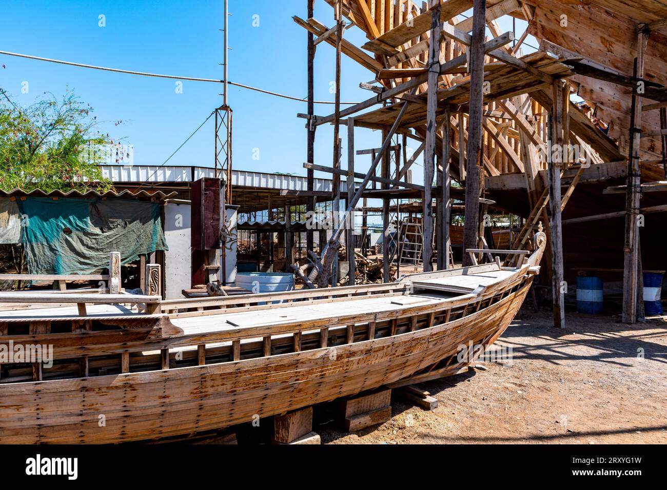 Méthode traditionnelle de construction de bateaux de boutre à partir de bois à sur, Oman Banque D'Images