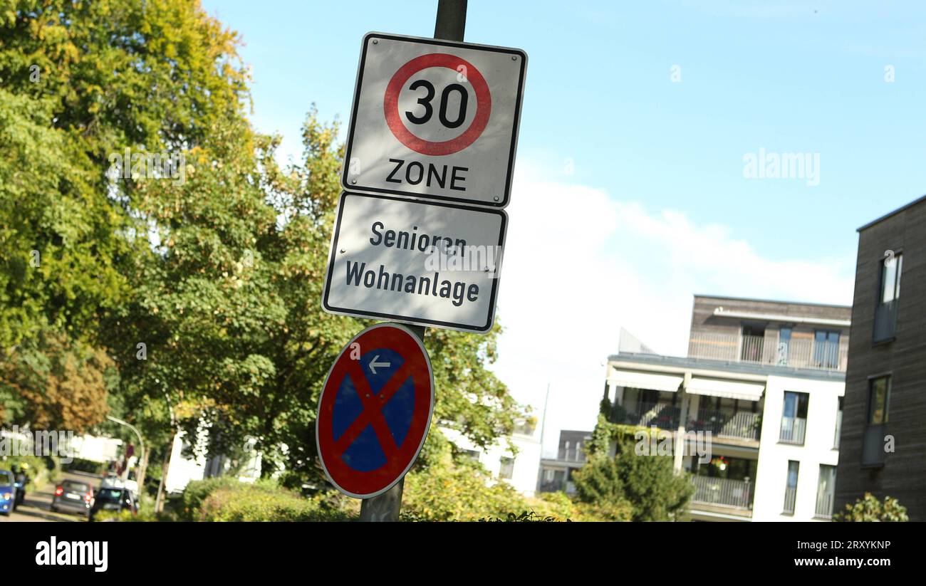 Ein Schild weist Verkehrsteilnehmer darauf Hin, dass in einer Nebenstraße in Nienstedten wegen einer Seniorenwohnanlage nur Tempo 30 erlaubt ist. Nienstedten Hamburg *** Un panneau informe les usagers de la route que seulement 30 km/h est autorisé dans une rue secondaire à Nienstedten en raison d'un complexe résidentiel pour personnes âgées Nienstedten Hamburg Banque D'Images