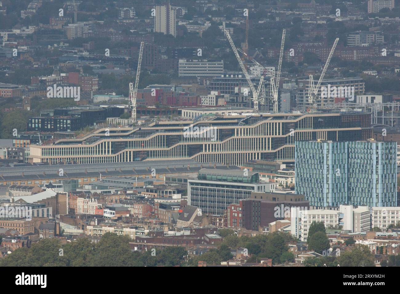 Londres, Royaume-Uni, 27 septembre 2023 : le Crick Institute vu d'un nouveau point de vue libre dans la City de Londres, appelé Horizon22. C'est le point de vue libre le plus élevé d'Europe avec des visiteurs ayant une vue dégagée sur le Cheesegrater et le Shard, et juste à travers Londres. Anna Watson/Alamy Live News Banque D'Images