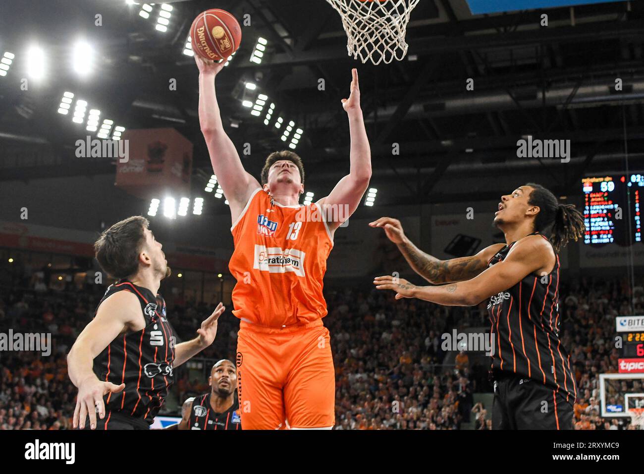 27.09.2023, Ratiopharm Arena, Neu-Ulm, GER, BBL, ratiopharm Ulm vs NINERS Chemnitz, im Bild Wesley van Beck (Chemnitz, #5), Nicolas Bretzel (Ulm, #13) geht zum Korb und punktet, Kevin Yebo (Chemnitz, #53) Nordphoto GmbH / Hafner Banque D'Images