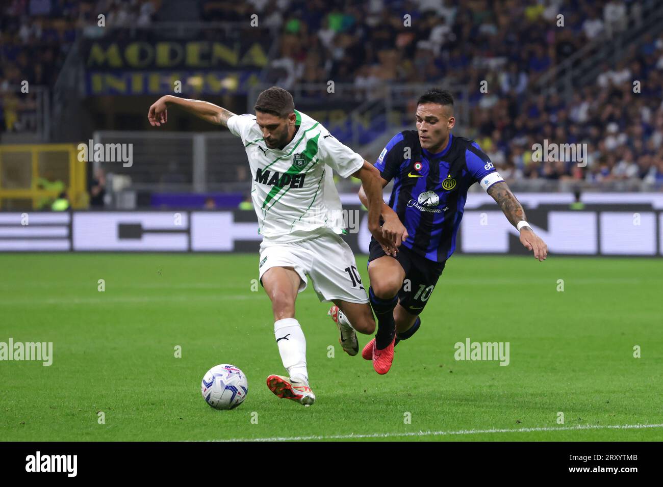 Milan, Italie, 27 septembre 2023.Domenico Berardi de l'US Sassuolo affronte Lautaro Martinez du FC Internazionale lors du match de Serie A à Giuseppe Meazza, Milan. Le crédit photo devrait se lire : Jonathan Moscrop / Sportimage Banque D'Images