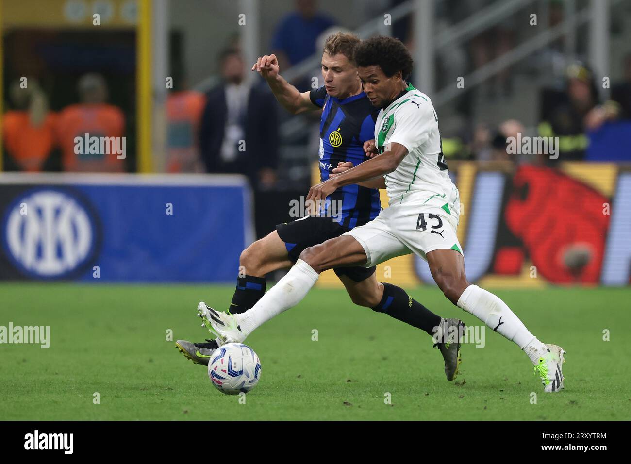 Milan, Italie, 27 septembre 2023. Nicolo Barella du FC Internazionale affronte Armand Lauriente de l'US Sassuolo lors du match de Serie A à Giuseppe Meazza, Milan. Le crédit photo devrait se lire : Jonathan Moscrop / Sportimage Banque D'Images