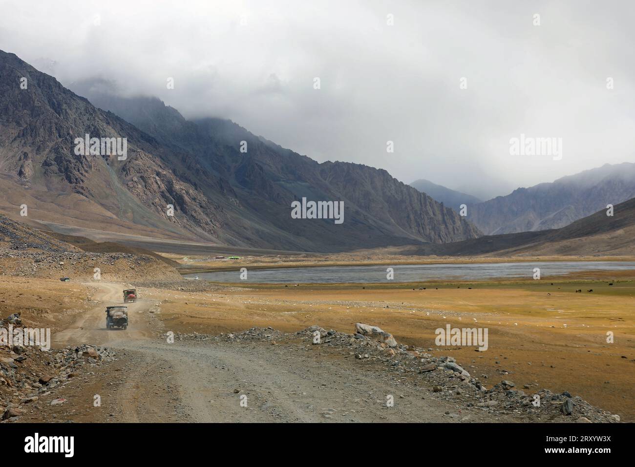 Véhicules traversant le col isolé de Shandur dans le nord du Pakistan Banque D'Images