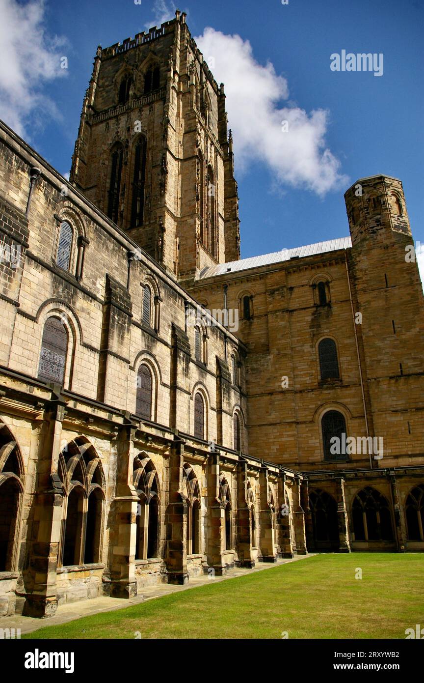 Tour de la cathédrale de Durham sous un ciel nuageux bleu. Durham, Royaume-Uni. Banque D'Images