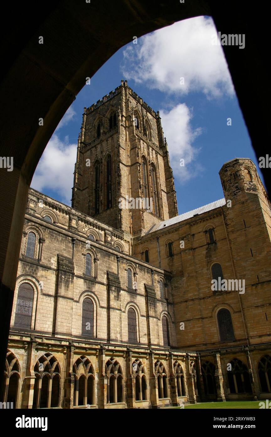 Tour de la cathédrale de Durham sous un ciel nuageux bleu. Durham, Royaume-Uni. Banque D'Images