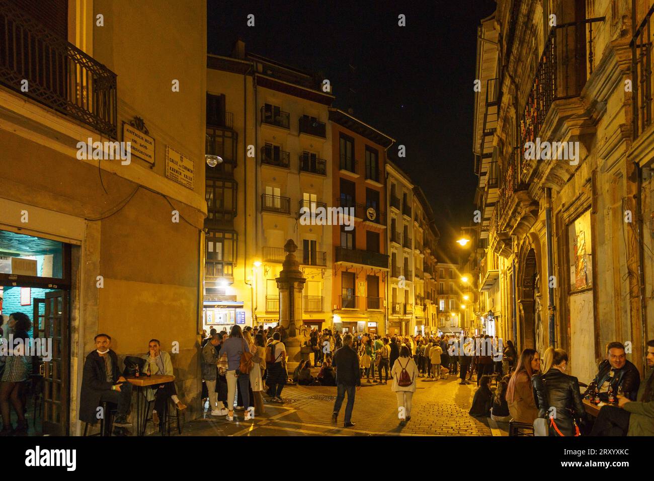 Vue typique de la rue pendant le festival à Pamplona, Navarra, Espagne Banque D'Images