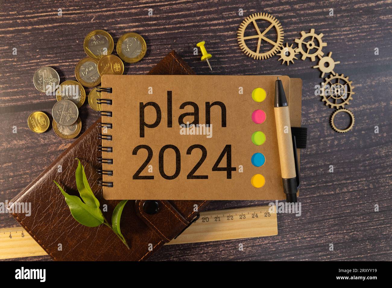 concept de 2024 objectifs. Stratégie de planification, plans et tâches. Nouvelles idées commerciales. Définition d'un objectif, d'une cible. Motivation, inspiration. L'inscription sur bois b Banque D'Images