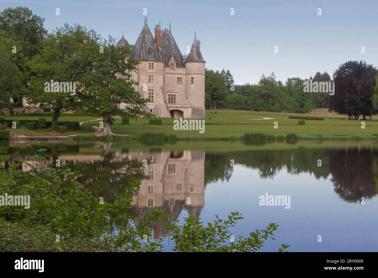 Loire, France -19 juin 2019 - réflexion dans un lac d'un beau château de conte de fées et de verdure environnante Banque D'Images