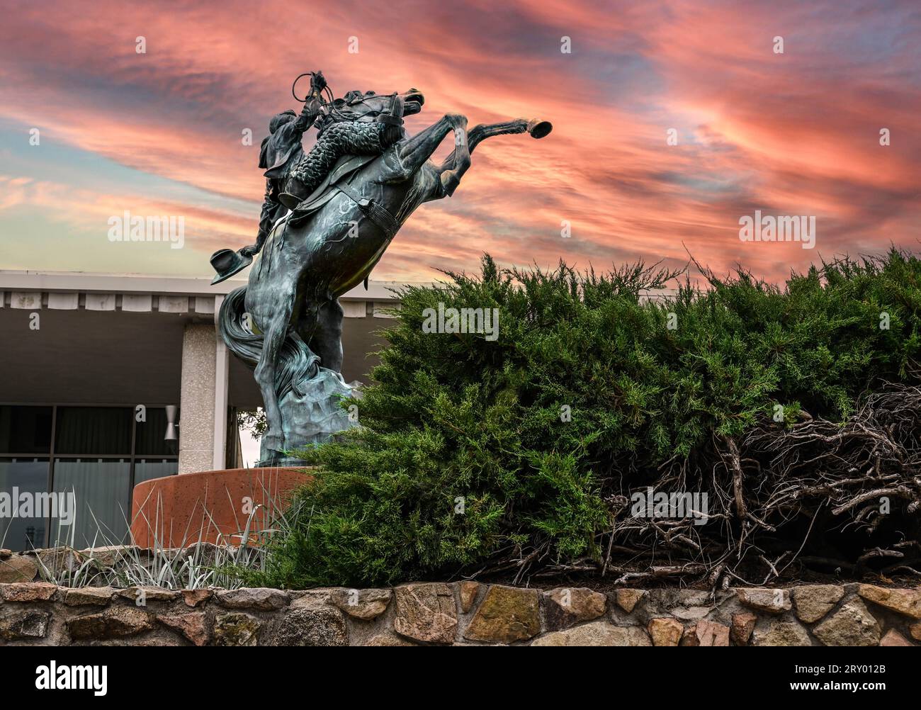 'Early Rodeo', sculpture de cow-boy de rodéo en bronze de l'artiste Richard Terry, se tient devant l'hôtel de ville de Prescott, AZ, célébrant 100 ans de rodéo Banque D'Images