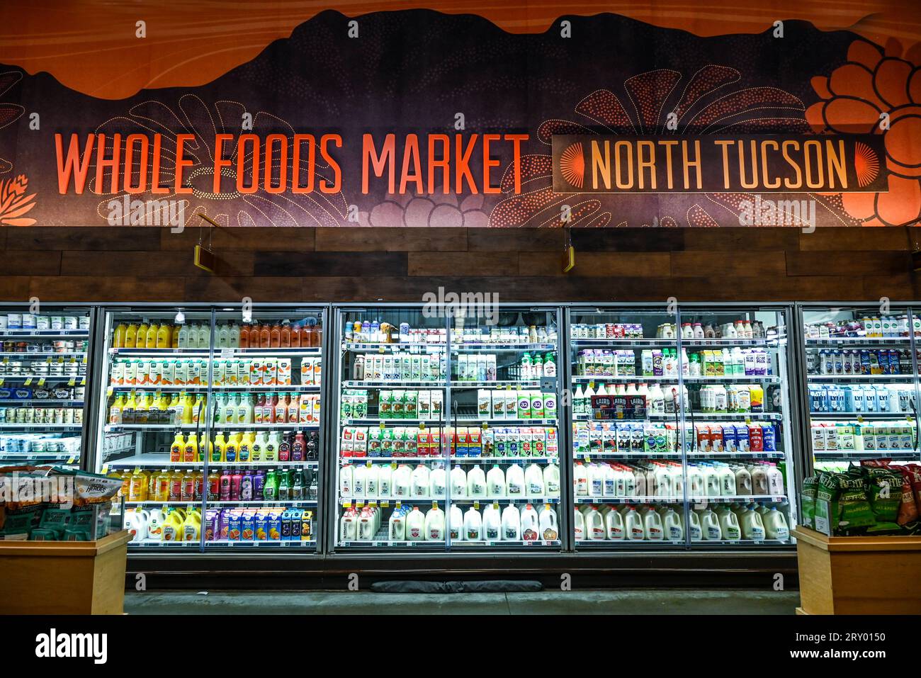 Intérieur de la bannière panoramique de la signalisation au-dessus d'un présentoir plus froid de produits réfrigérés variés au Whole Foods Market, North Tucson, AZ Banque D'Images