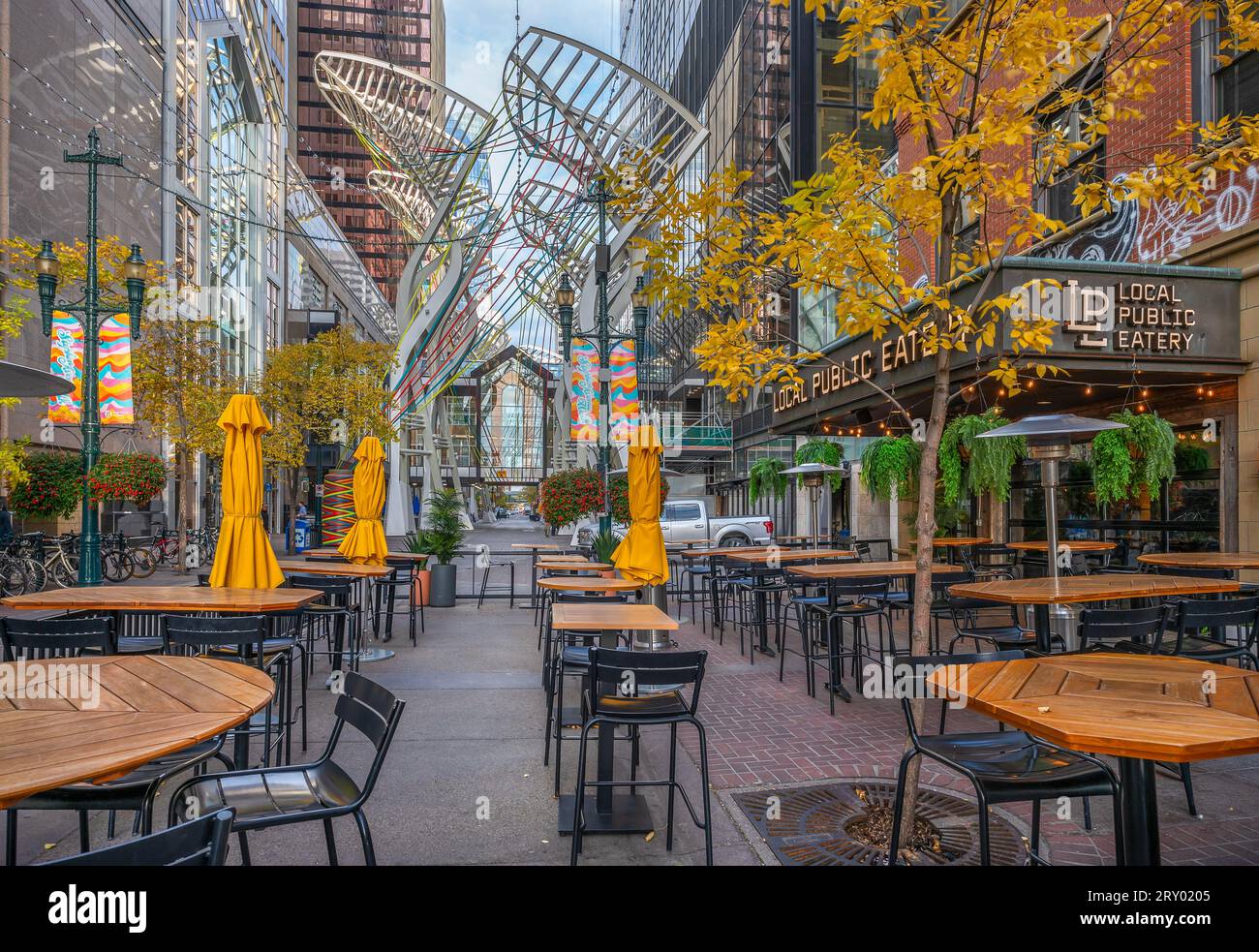 Calgary, Alberta, Canada – 26 septembre 2023 : tables de terrasse de restaurant sur Stephen Avenue au centre-ville Banque D'Images