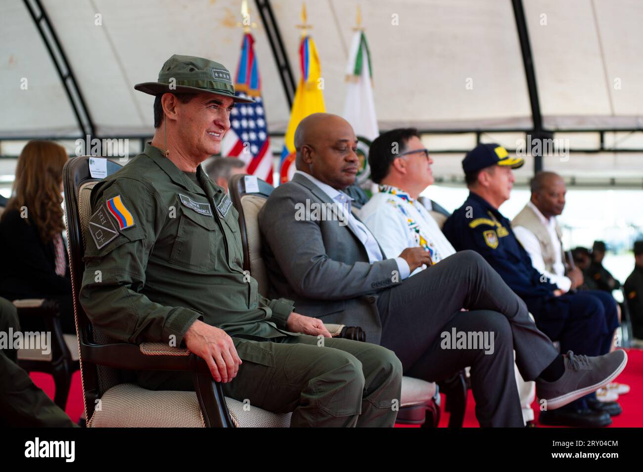 (De gauche à droite) Directeur de la police colombienne, le général William Rene Salamanca, ambassadeur de Colombie aux États-Unis Luis Gilberto Murillo, ambassadeur des États-Unis en Colombie Francisco Palmieri, le commandant de la marine colombienne, l'amiral Francisco Cubides, et le sous-secrétaire adjoint des États-Unis au Bureau des stupéfiants internationaux et des affaires répressives Todd Robinson lors d'un événement à la base aérienne CATAM à Bogota, où l'ambassade des États-Unis d'Amérique en Colombie a donné 3 Lockheed Martin UH60 Black Hawks pour améliorer les opérations anti-drogue, le 27 septembre 2023. Photo Banque D'Images