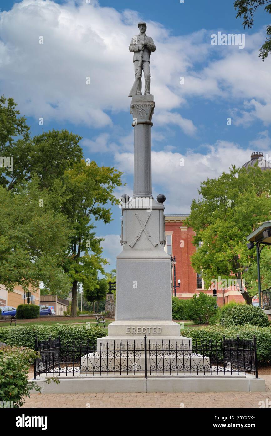 Woodstock, Illinois, États-Unis. Un monument dans le parc qui forme le milieu de la place de la ville de la communauté dédiée à tous les anciens combattants militaires. Banque D'Images