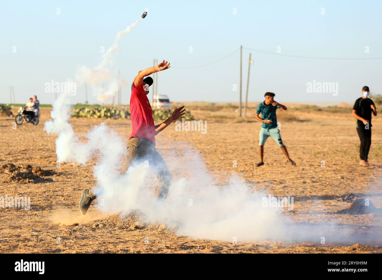 Un palestinien lance une bombe à gaz pendant une manifestation. Les factions palestiniennes ont organisé des manifestations le long de la barrière frontalière entre la bande de Gaza et Israël contre les violations israéliennes à Jérusalem et à la mosquée Al-Aqsa à Khozaa, dans le sud de la bande de Gaza. (Photo Ahmed Zakot / SOPA Images/Sipa USA) Banque D'Images