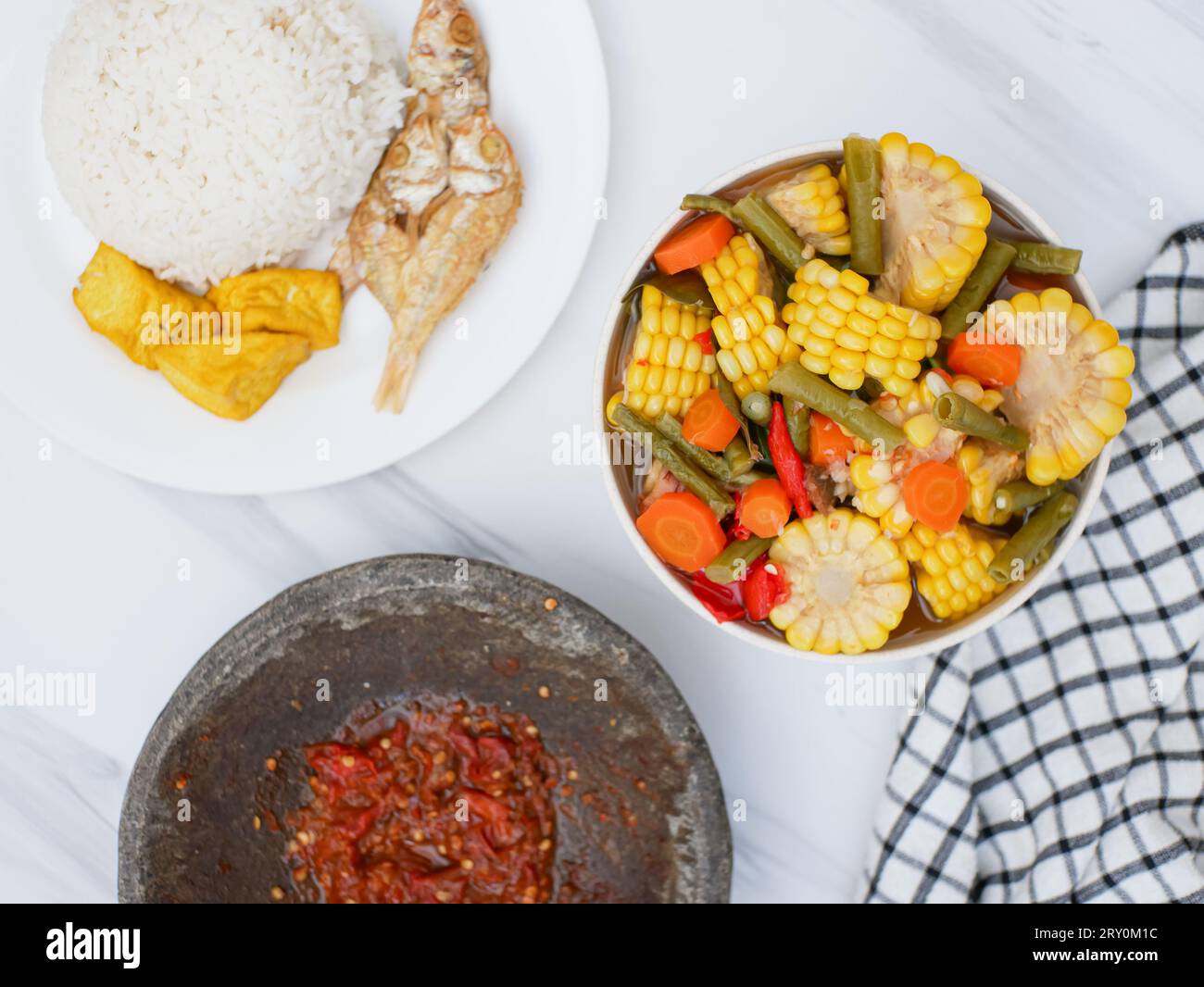 Sayur asem ou tamarin aux légumes est une soupe de légumes indonésienne. C'est un plat populaire d'Asie du Sud-est, composé de légumes dans la soupe de tamarin. Banque D'Images