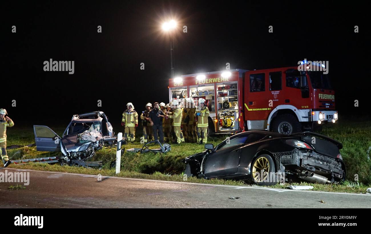 27 septembre 2023, Bade-Württemberg, Meckenbeuren : pompiers et policiers sur les lieux d'un accident sur la K7725 dans le quartier du lac de Constance. Un homme de 18 ans est mort dans une collision entre deux voitures sur une route de comté dans le district de Lake Constance. Selon des résultats antérieurs, un automobiliste de 52 ans sur la K7725 entre Meckenbeuren-Kehlen et Hirschlatt est entré sur la voie venant en sens inverse pour des raisons encore inexpliquées, comme la police l’a annoncé jeudi soir. Photo : David Pichler/dpa Banque D'Images