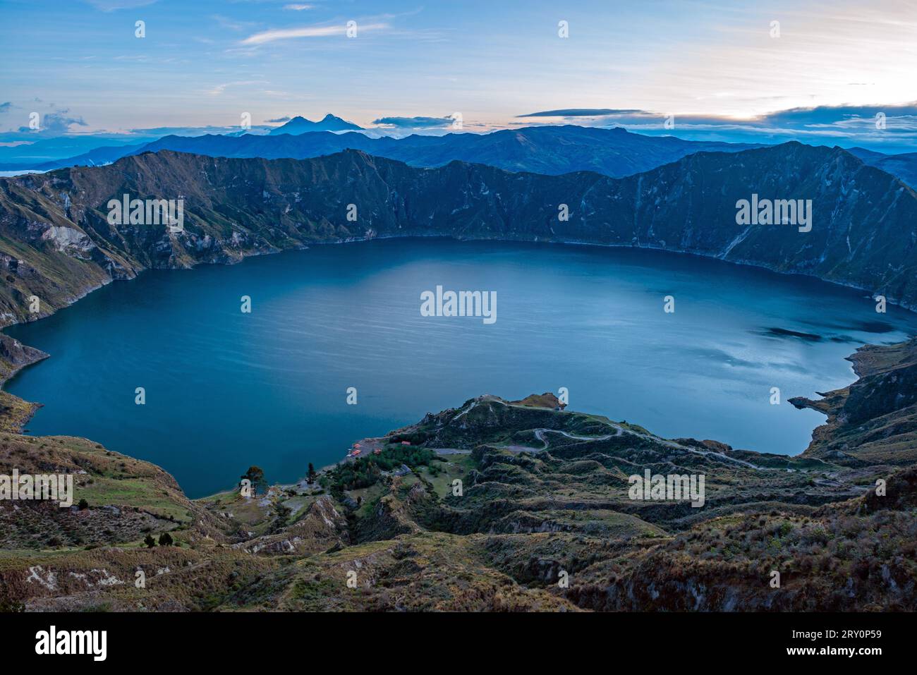 Quilotoa Lagoon au lever du soleil avec Illiniza sud et Illiniza nord pic, Équateur. Banque D'Images